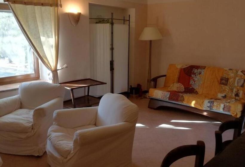 شقة غرفة واحدة, Casale Montemoro