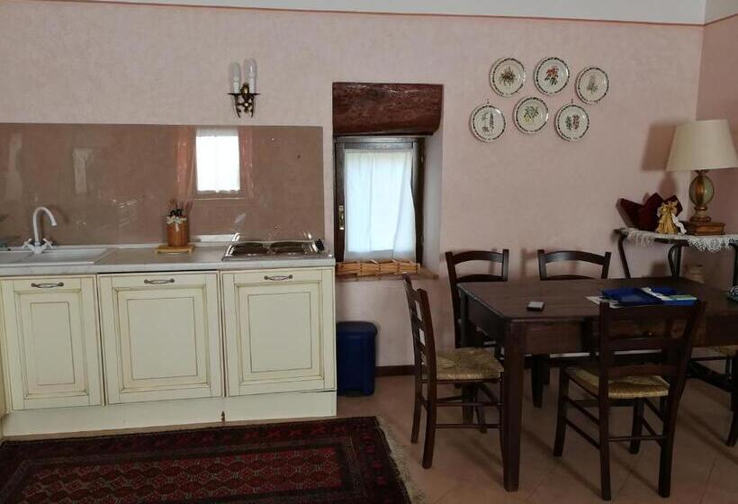 شقة غرفتين, Casale Montemoro