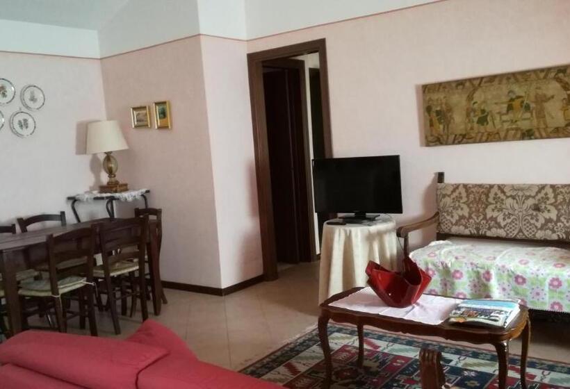 شقة غرفتين, Casale Montemoro