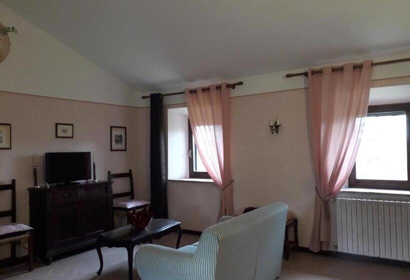 شقة غرفتين, Casale Montemoro