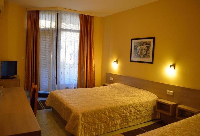 غرفة أساسية ثلاثية, Drama Burgas