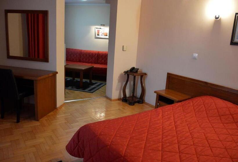 غرفة أساسية ثلاثية, Drama Burgas