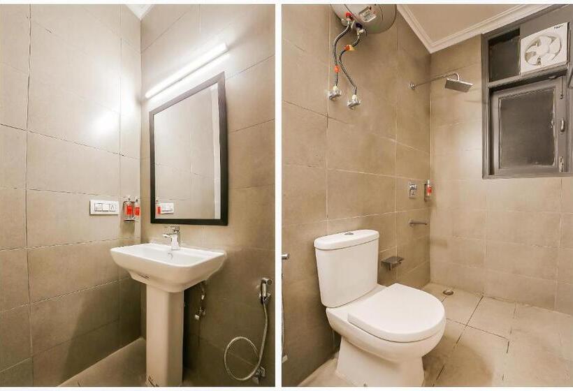 חדר סטנדרט לשלושה עם מרפסת, Oyo Townhouse 330 Dlf Phase 2 Near Leisure Valley Park