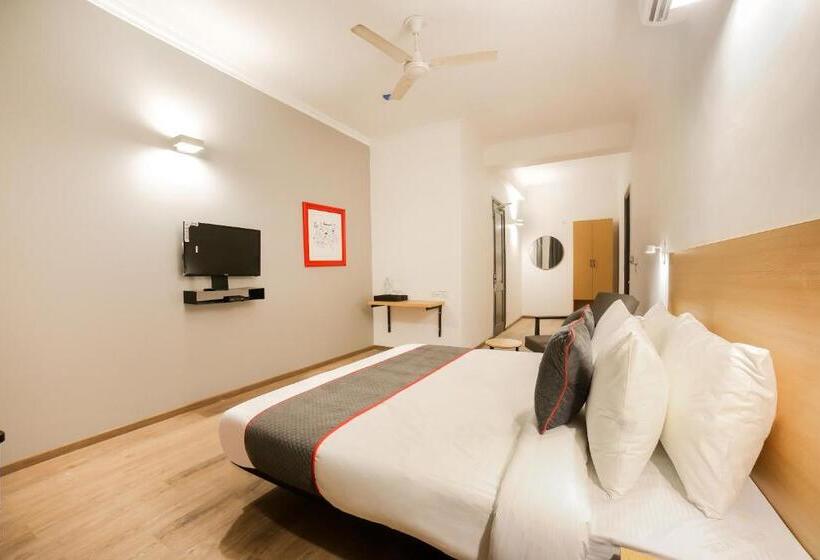 חדר סטנדרט לשלושה עם מרפסת, Oyo Townhouse 330 Dlf Phase 2 Near Leisure Valley Park