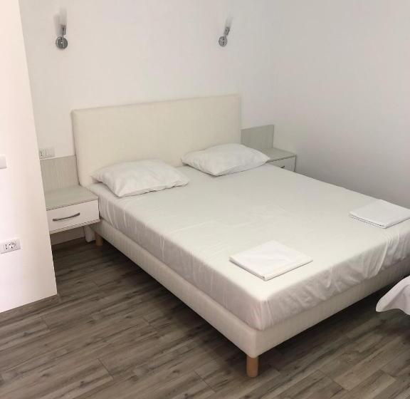 اتاق لوکس چهار تخته, Pensiunea Crown