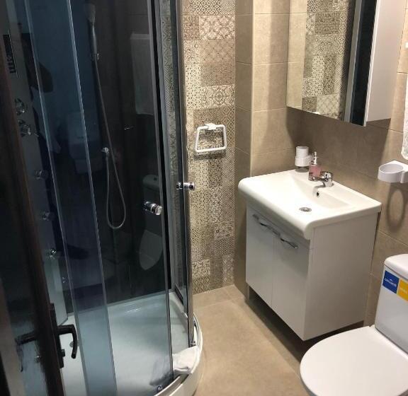 اتاق لوکس, Pensiunea Crown