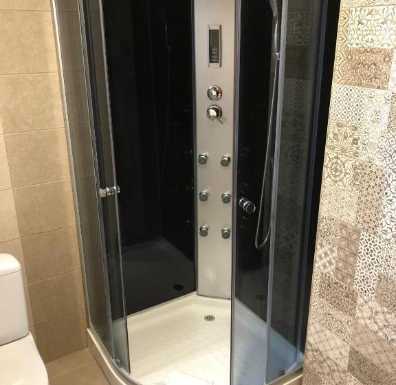 اتاق لوکس, Pensiunea Crown