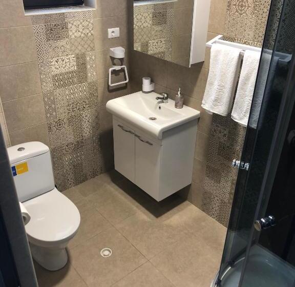 اتاق لوکس, Pensiunea Crown