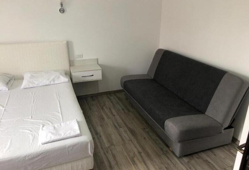 اتاق استاندارد چهارنفره با بالکن, Pensiunea Crown