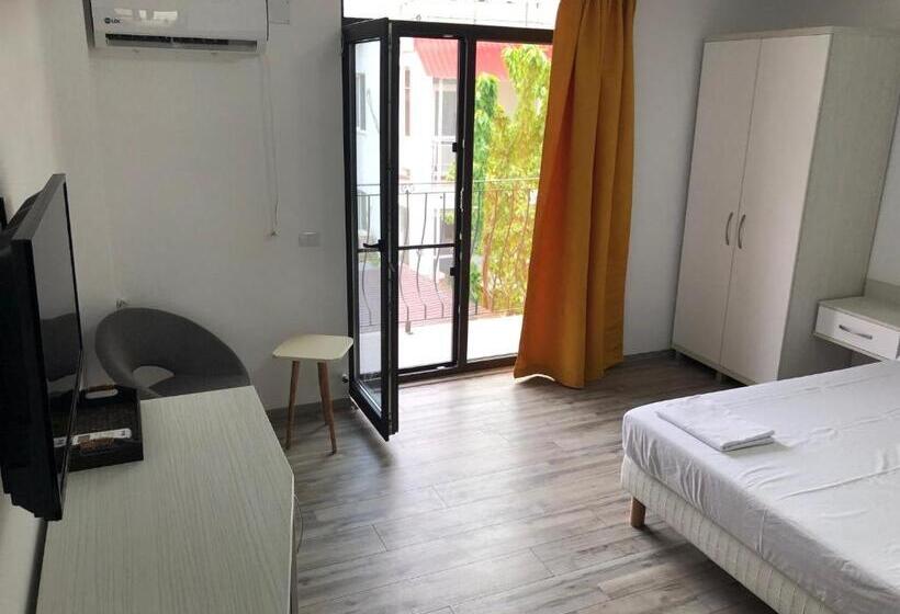 اتاق استاندارد چهارنفره با بالکن, Pensiunea Crown