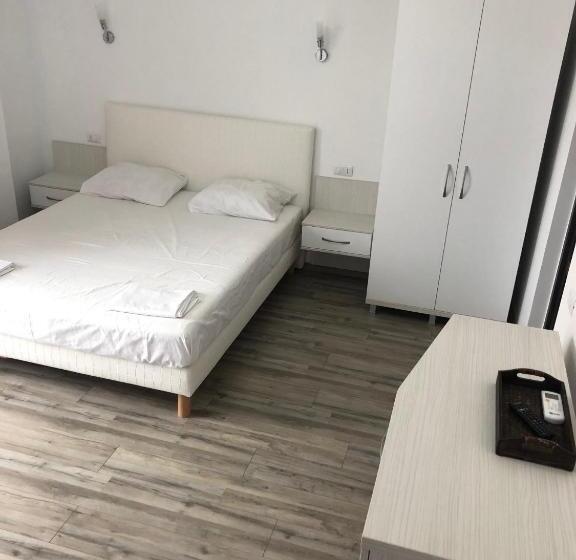 اتاق استاندارد چهارنفره با بالکن, Pensiunea Crown