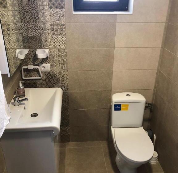 اتاق استاندارد سه تخته با بالکن, Pensiunea Crown