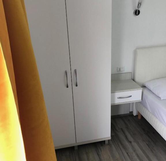 اتاق استاندارد سه تخته با بالکن, Pensiunea Crown