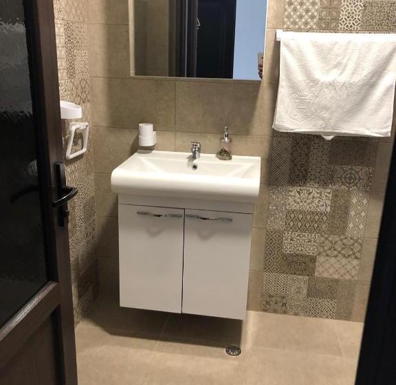 اتاق استاندارد سه تخته با بالکن, Pensiunea Crown