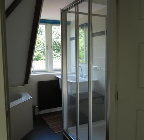 스탠다드 자쿠지 룸, Burgers & Buitenlui