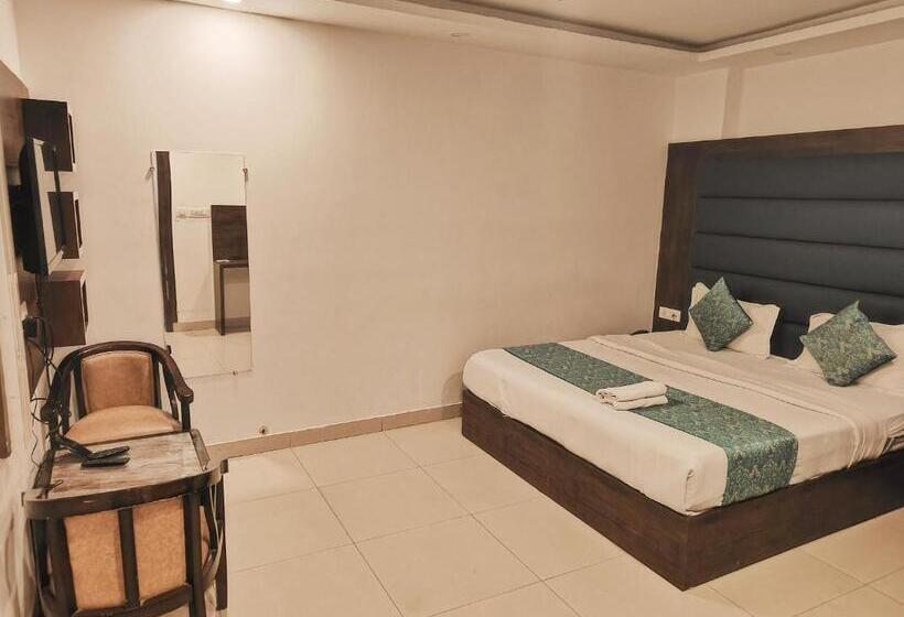 带大床的高级房间, Tark A Family Hotel Near Igi Airport Delhi