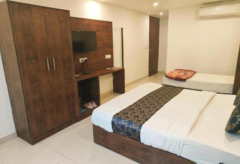 带大床的高级房间, Tark A Family Hotel Near Igi Airport Delhi