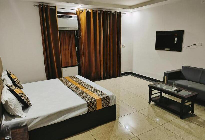 带大床的高级房间, Tark A Family Hotel Near Igi Airport Delhi
