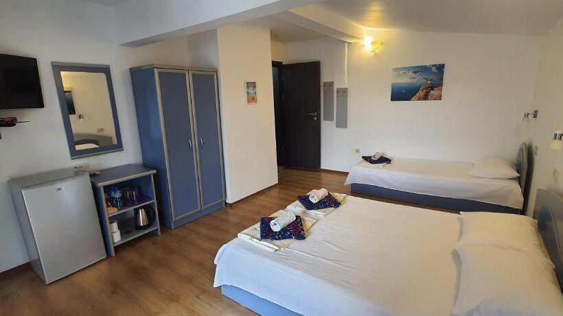 غرفة قياسية ثلاثية, къща за гости Sunset