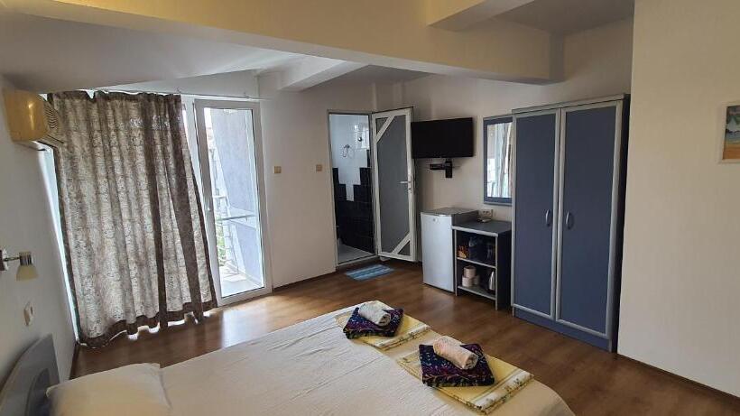 غرفة قياسية ثلاثية, къща за гости Sunset