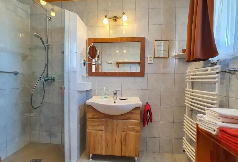 Standard-huone Parveke, Hévíz Villa Familia