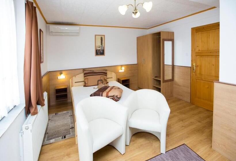 标准间带阳台, Hévíz Villa Familia