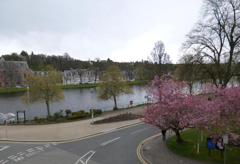 סוויטה עם נוף לנהר, Macdonald House