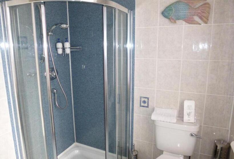 חדר משפחתי, Macdonald House