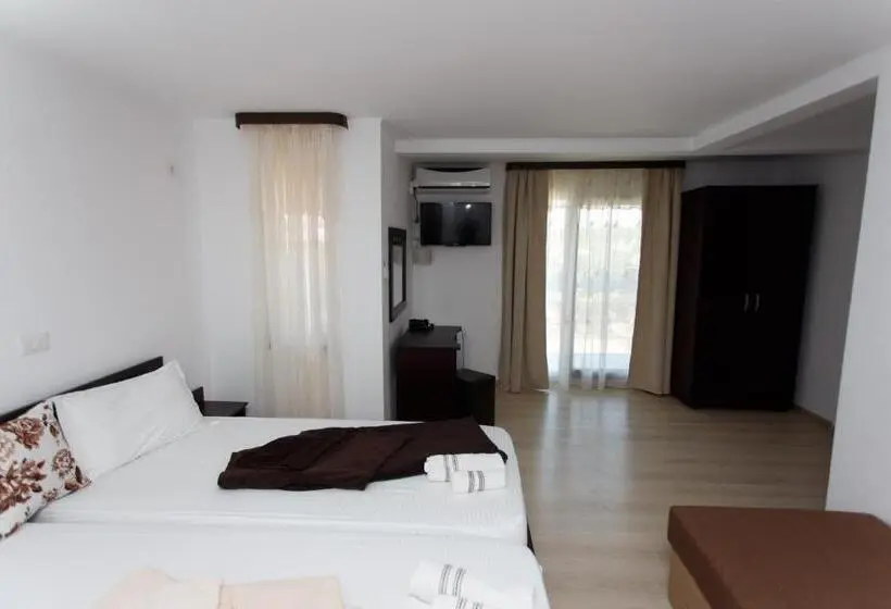 Standard Neljän Hengen Huone Parveke, Vila Sandra