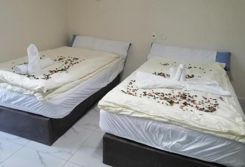 اتاق استاندارد سه نفره, Grensha Pyramid And Sphinx View