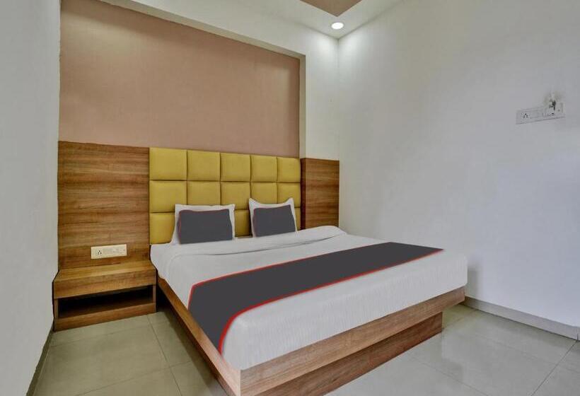 三人经典房间, Nik