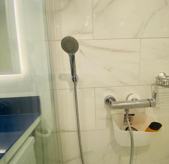 استودیوی استاندارد, Holiday In Orbi City Batumi