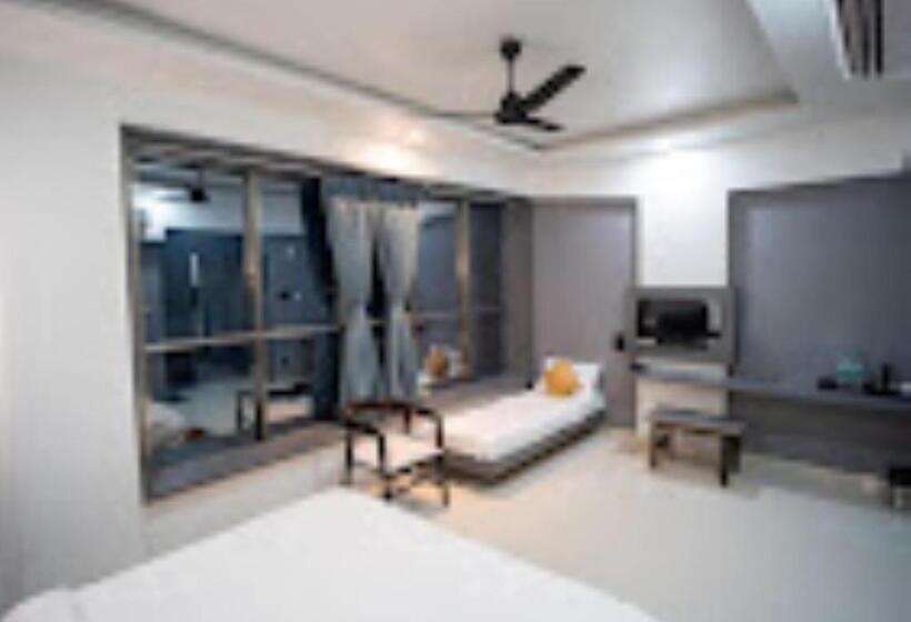 חדר דחוקס עם מיטת קינג, Oberon Solapur