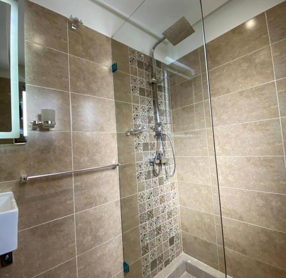 سوئیت با بالکن, Riad Jbara 2