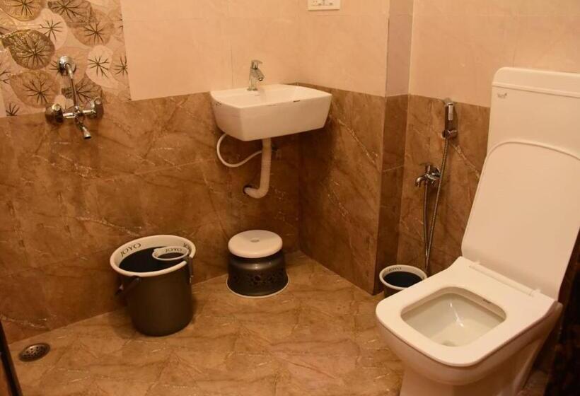 패밀리 룸, Suyog Matheran