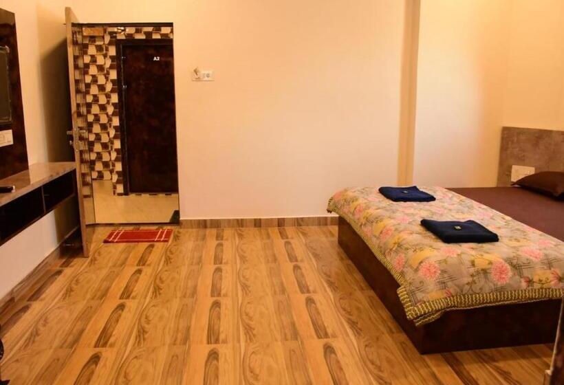 패밀리 룸, Suyog Matheran