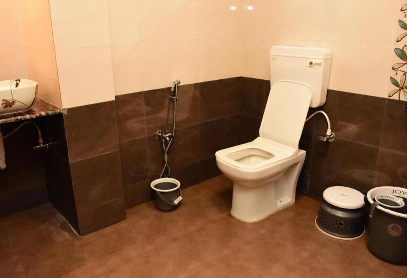 패밀리 룸, Suyog Matheran