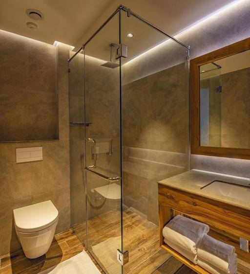 Suite with lake view, The Trees, Kandy