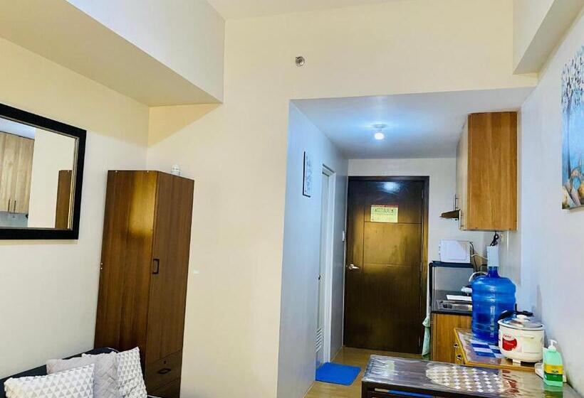 סטודיו סטנדרט עם מרפסת, Studio At The Loop