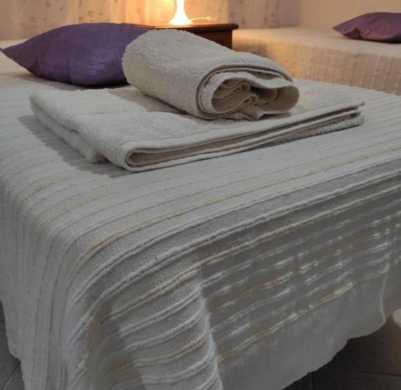 חדר סטנדרט לארבעה, B&b Gi Rosa Caltagirone