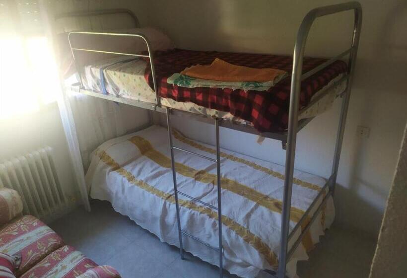 اتاق استاندارد با سرویس بهداشتی مشترک, Habitacion Privada Triple Toledo