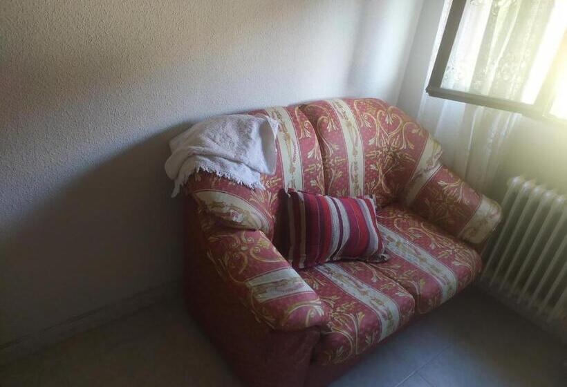 اتاق استاندارد با سرویس بهداشتی مشترک, Habitacion Privada Triple Toledo