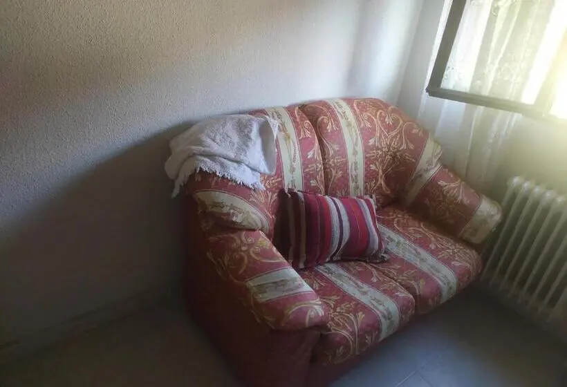 اتاق استاندارد با سرویس بهداشتی مشترک, Habitacion Privada Triple Toledo