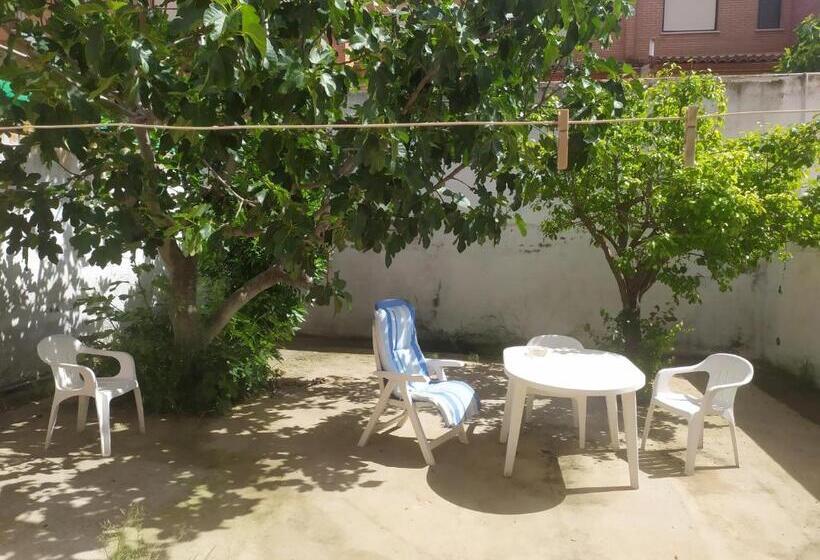 اتاق استاندارد با سرویس بهداشتی مشترک, Habitacion Privada Triple Toledo