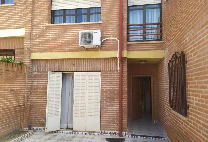 اتاق استاندارد با سرویس بهداشتی مشترک, Habitacion Privada Triple Toledo