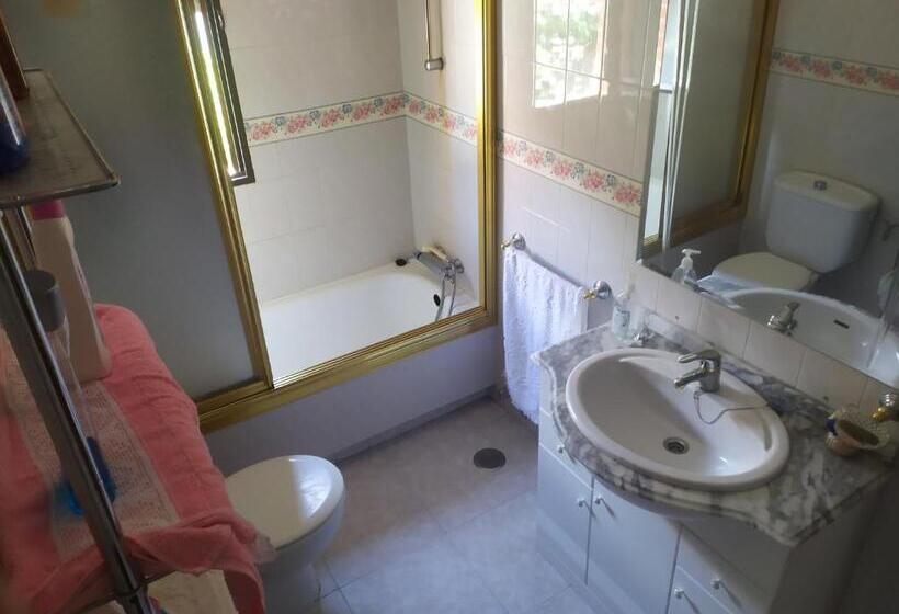 اتاق استاندارد با سرویس بهداشتی مشترک, Habitacion Privada Triple Toledo