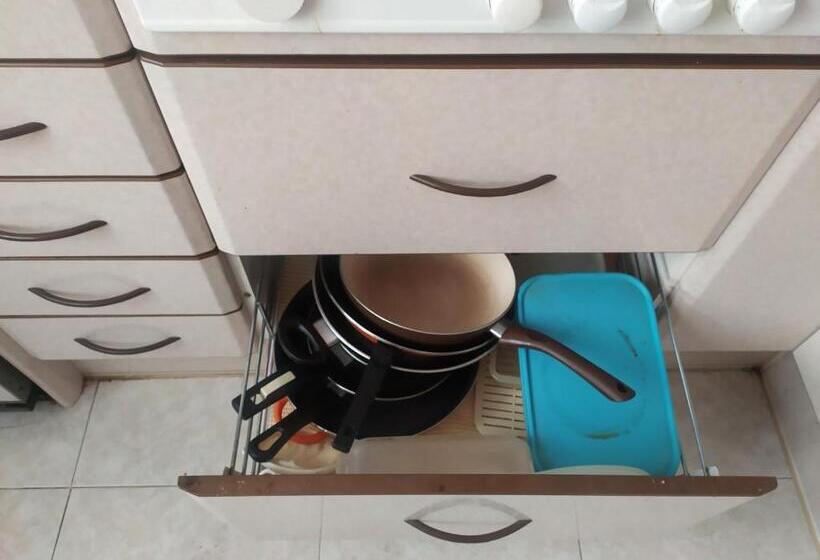اتاق استاندارد با سرویس بهداشتی مشترک, Habitacion Privada Triple Toledo