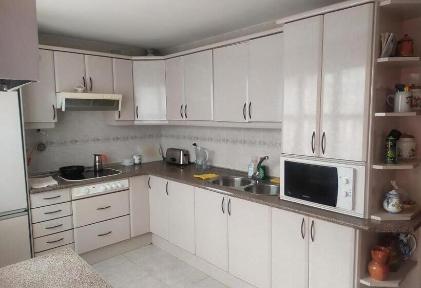 اتاق استاندارد با سرویس بهداشتی مشترک, Habitacion Privada Triple Toledo