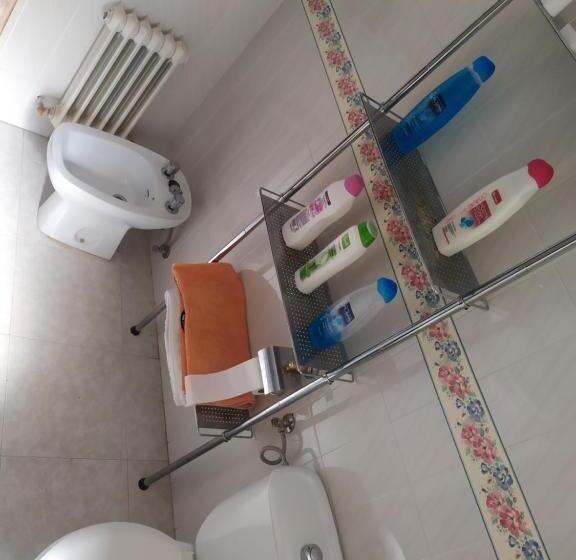 اتاق استاندارد با سرویس بهداشتی مشترک, Habitacion Privada Triple Toledo