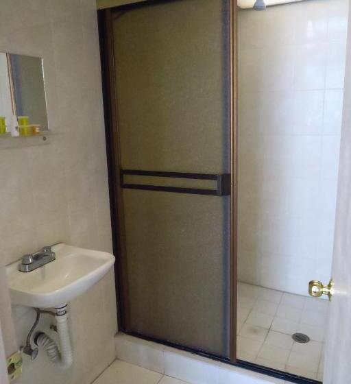 Economy Triple Room, Llanito Ags